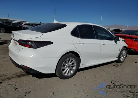 2024 Toyota Camry Le z USA, uszkodzony, nr VIN 4T1C11AKXRU853703
